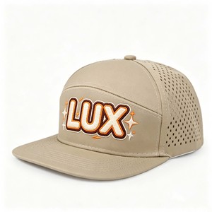 หมวกแก๊ปแบบ Snapback 5 แผง สีดำพรีเมียม ตกแต่งด้วยโลโก้ PVC เชือกตกแต่ง และรูระบายอากาศแบบเลเซอร์ เหมาะสำหรับกิจกรรมกลางแจ้ง - Product Image 1