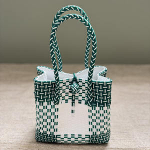 Nouveaux sacs classiques, sacs tissés à la main pour femmes, matériau plastique recyclé de qualité supérieure, tissage recyclé d'Indonésie - Product Image 1