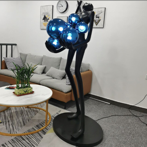 Lampe de sol sculpturale élégante, humanoïde tenant une boule lumineuse en forme de planète bleue, décoration pour hall d'hôtel, statue lumineuse - Product Image 4