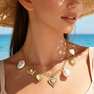 Collar de cadena para clavícula chapado en oro con forma de corazón, con incrustaciones de perlas y diamantes, estilo vacacional. - Product Image 1