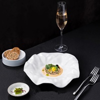 Assiettes en céramique blanche créatives, design irrégulier pour restaurants et hôtels, conception artistique unique, compatibles lave-vaisselle, personnalisables pour la maison