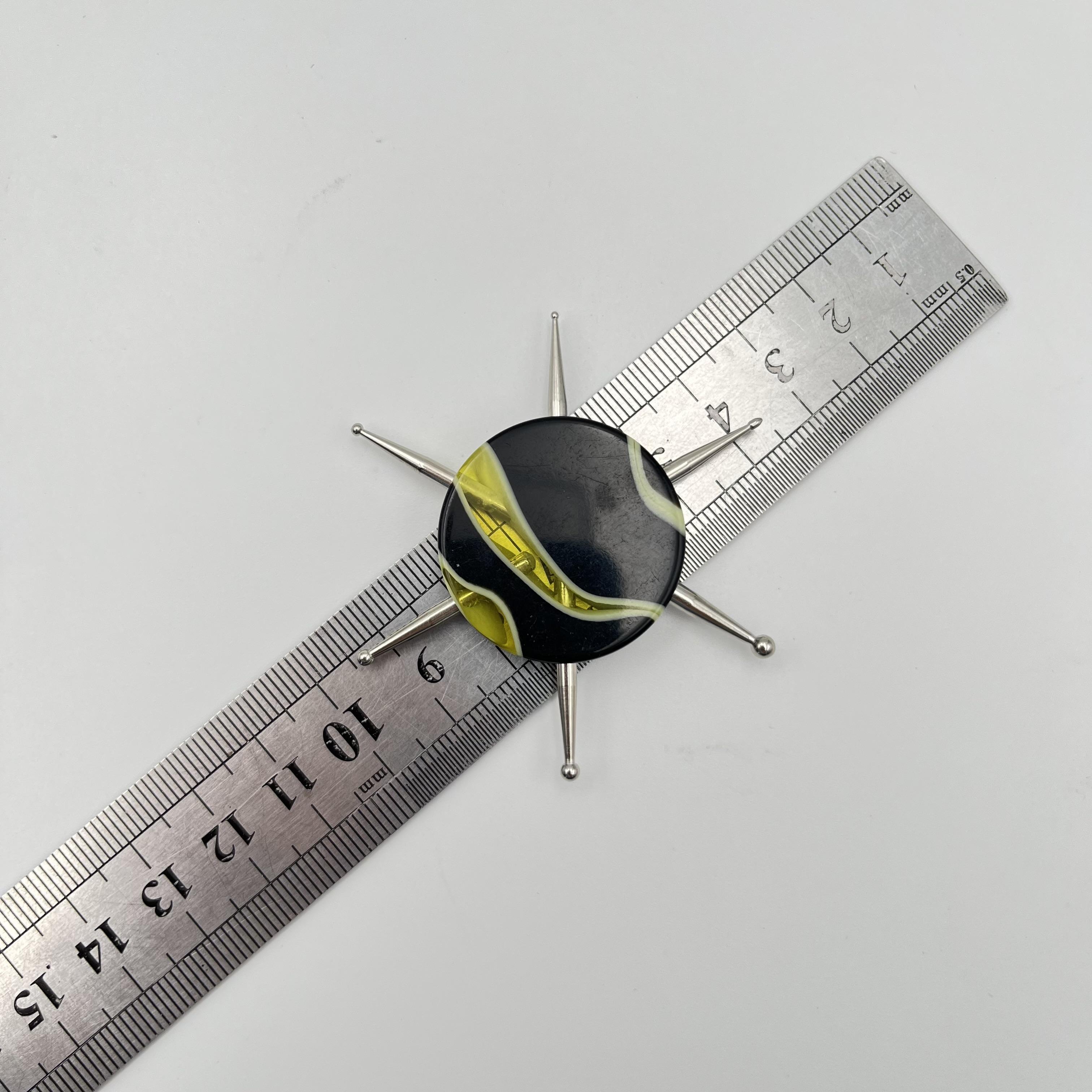 สีดำและสีเหลือง