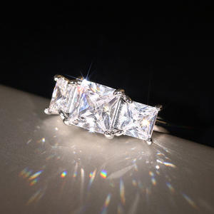 Anello con Diamante Taglio Principessa T0748, Pietra Naturale, Stile Classico, Gioiello di Fidanzamento per Donne - Product Image 6