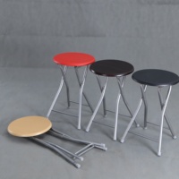 Industriedesign Leichtgewichtiger Hocker Moderne Gepolsterte Klappstühle mit Metallrahmen