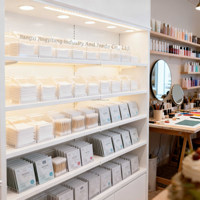 Boîte de présentation en acrylique pour produits de soin du visage de salon de beauté, avec rangement et couvercles antibactériens pour masques en feuille