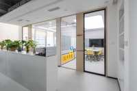 Cloison panoramique pliable insonorisée en verre trempé double couche au design moderne pour bureau sans cadre