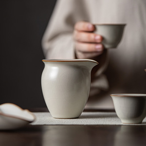 ถ้วยชาพอร์ซเลนรูปไข่สีเบจเคลือบลายแตกแบบกังฟู ยี่ห้อ Ru Kiln Fair Cup - Product Image 4