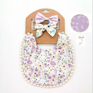 مريلات أطفال قطنية من MuslinTree للبيع بالجملة، منشفة لعاب مطبوعة على الوجهين مع مجموعة عصابة رأس بفيونكة كبيرة - Product Image 3