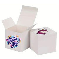 Caja de Empaque de Cartulina Blanca Ecológica Personalizada de 350 g/m² con Materiales Reciclados |   Impresión Offset con Recubrimiento UV Localizado y Logotipo en Relieve