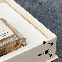 Boîte à parfum rigide de style livre blanc magnétique personnalisée de qualité supérieure avec insert ajusté pour la présentation de parfums et l'emballage cadeau