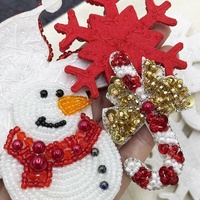 Appliques perlées faites à la main sur le thème de Noël, avec sequins, motifs de bonhommes de neige mignons et patchs bonbons pour vêtements, écharpes et décorations festives