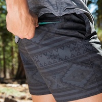 Shorts de course pour hommes en maille respirante avec doublure de compression de 7 pouces, poches intégrées et motif camouflage pour le sport et le fitness