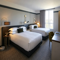 Ensemble de mobilier de chambre double king-size moderne et personnalisé pour hôtel et appartement, avec tête de lit capitonnée modulaire, sommier et table de chevet, pour FF&E hôtelier