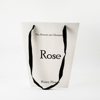 Benutzer definierte weiße Blumen Rose Blume tragen Geschenk Trapez Papiertüte Geschenk box für Blumen sträuße mit Griffen