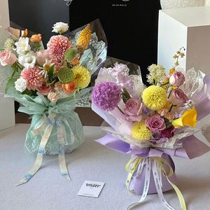 Papier d'emballage cadeau imperméable et tendance pour bouquets, avec bordure en dentelle aux couleurs vives, idéal pour les fleuristes et l'emballage floral. - Product Image 5