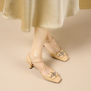 Zapatos de Mujer de Moda 6888B-209, Tipo Mary Jane, de Charol, con Punta Cuadrada, Tacón Bajo, Correa en el Tobillo y Decoración de Pedrería - Product Image 3