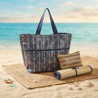 Ensemble de pique-nique d'extérieur 3 pièces : Sac fourre-tout Chevron avec base imperméable, coussin rayé et tapis enroulable – Sac de plage en polyester durable