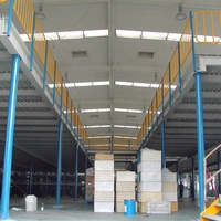 Système de stockage sur plateforme de mezzanine avec escalier en acier