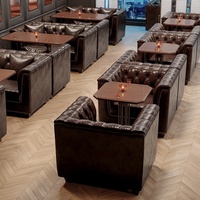Table et chaises de bar américaines en bois massif pour restaurant western vintage, café, salon de cigares, ou bar à cocktails.
