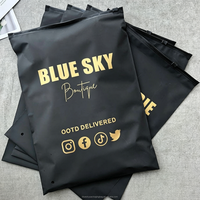 Sacs d'emballage en plastique noir mat personnalisés OEM/ODM en gros, sacs à fermeture éclair recyclables, pochettes à fermeture éclair givrées pour vêtements