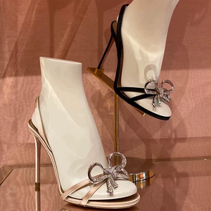 Lusso da donna con diamanti in <span class=keywords><strong>argento</strong></span> di lusso e <span class=keywords><strong>tacchi</strong></span> alti rotondi con strass e fiocco con decorazione da sposa sandali da sposa per l'estate - Product Image 1