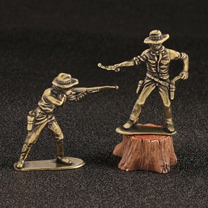 Adorno Creativo de Latón con Escena de Duelo de Vaqueros del Oeste, Pequeño Juguete Coleccionable para Mesa o Regalo - Product Image 1