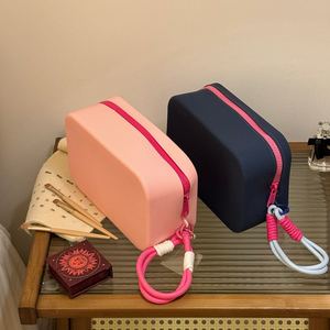 Nouvelle Trousse de Maquillage Portable Grande Capacité en Silicone, Étanche avec Fermeture Éclair, Réutilisable pour Voyage, Cosmétiques, Bijoux et Rangement de Bureau - Product Image 4