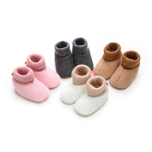 Chaussons d'hiver chauds pour bébés Chaussures de berceau en tricot doux doublé de polaire pour nourrissons et tout-petits - Product Image 5