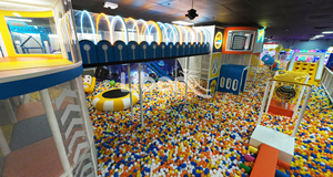 Aire de jeux intérieure commerciale colorée avec trampoline, zone de basketball, zones de divertissement, enclos sécurisés, enfants, adultes, centre commercial, mousse PVC, sécuritaire - Product Image 4
