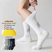 Chaussettes de sport athlétiques tricotées pour l'été avec design réfléchissant, logo personnalisé sur le bord et le bas, respirantes et anti-humidité pour le cyclisme et la course à pied (hommes)