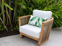 Table basse moderne et chaise longue d'extérieur en bois et corde pour terrasse et jardin