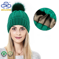 Bonnet en tricot épais doublé satin personnalisé avec pompon en fausse fourrure OEM, chaud pour l'hiver, protection des cheveux, bonnet ajusté, vente en gros pour femmes