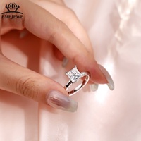 Bague empilable en argent S925 EMEJEWE avec moissanite taille princesse, pour un style quotidien, idéale pour les rendez-vous et les soirées, ornement de main.