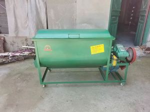 เครื่องผสมอาหารสัตว์ไฟฟ้าแนวนอน 1 ตันต่อชั่วโมง สำหรับวัว แกะ ข้าวโพด หญ้า อาหารสัตว์ โรงงานผลิตอาหารสัตว์สำเร็จรูปสำหรับร้านอาหาร แบบเม็ด - Product Image 2