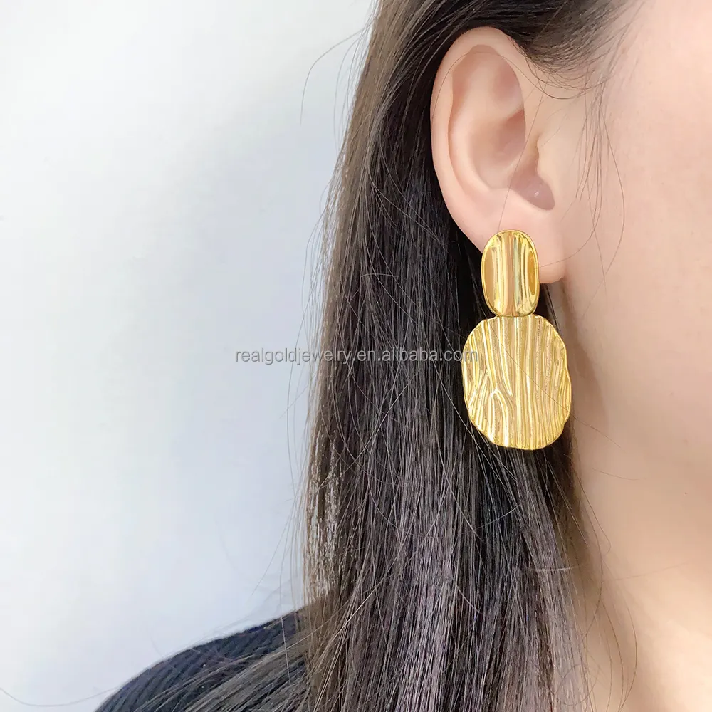 Forme ronde grande taille longue boucle d'oreille en laiton belle conception avec boucle d'oreille en laiton couleur or 18 carats pour femme tenue quotidienne