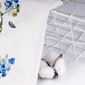 Tissu crêpe polyvalent, structure extensible et douce, pour la création de robes et de vêtements multi-styles - Product Image 4
