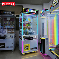 Machine à grue commerciale avec vitrine en verre trempé, enseigne LED personnalisable, marque MARWEY, à monnayeur pour parcs d'attractions