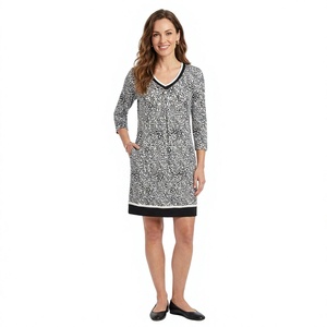 Robe en tricot à imprimé léopard à col en V, manches trois quarts, style décontracté, longueur genoux, matière polyester extensible, séchage rapide - Product Image 1