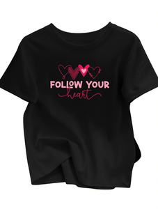 T-Shirt Nera da Donna 'Follow Your Heart', Vestibilità Ampia, Manica Corta, Grafica Stampata, Collo Tondo, Tessuto Jersey Casual, Lavabile in Lavatrice, Taglie S-XXL - Product Image 1