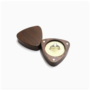 Scatola Porta Gioielli Triangolare in Legno di Noce Nero Resistente - Contenitore per Anelli di Fidanzamento - Product Image 3