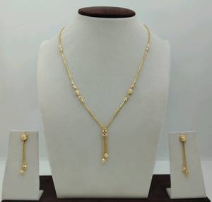 Ensemble élégant de collier et de boucles d'oreilles en or avec des détails fins et un design délicat pour les femmes amoureuses de bijoux - Product Image 1