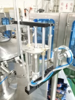 Machine de remplissage et de bouchage intégrée rotative à trois têtes populaire pour les parfums et les soins de la peau