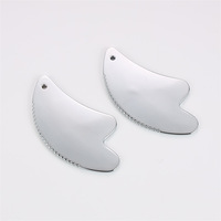 Planche Gua Sha en acier inoxydable à bords dentelés en forme de cœur pour massage facial avec trou de suspension pour soins de la peau et spa du visage (vente en gros)