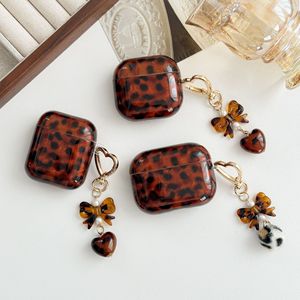 Housse de protection pour Airpods 4, Pro 2 et 3e génération, motif léopard ambre brun avec bord torsadé et chaîne raffinée - Product Image 1
