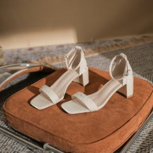 Estos zapatos de tacón alto con punta recortada al estilo francés, cómodos y elegantes para mujer, presentan un diseño de punta cuadrada con encaje. - Product Image 4