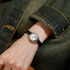 Nouvelle montre pour femme simple et élégante en forme de tonneau élégant bracelet en cuir montre-bracelet à quartz - Product Image 2