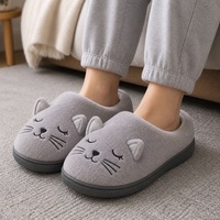 Pantoufles en peluche chat gris, douces, doublées polaire, à enfiler, pour l'intérieur et l'hiver
