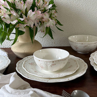 Service de vaisselle en céramique en gros, assiettes et tasses en porcelaine vintage à motifs floraux en relief, assiettes de petit-déjeuner et de dîner, vaisselle de mariage