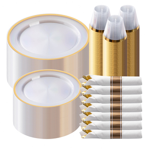 <span class=keywords><strong>Assiettes</strong></span> rondes élégantes transparentes avec bordure dorée et ensemble <span class=keywords><strong>de</strong></span> couverts plaqués or (couteau, fourchette, cuillère) avec rouleau <span class=keywords><strong>de</strong></span> serviettes pour les fêtes - Product Image 1