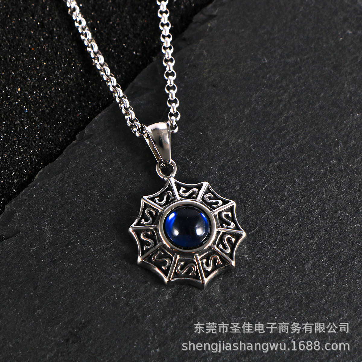 Pendentif seul, chaîne non incluse.
